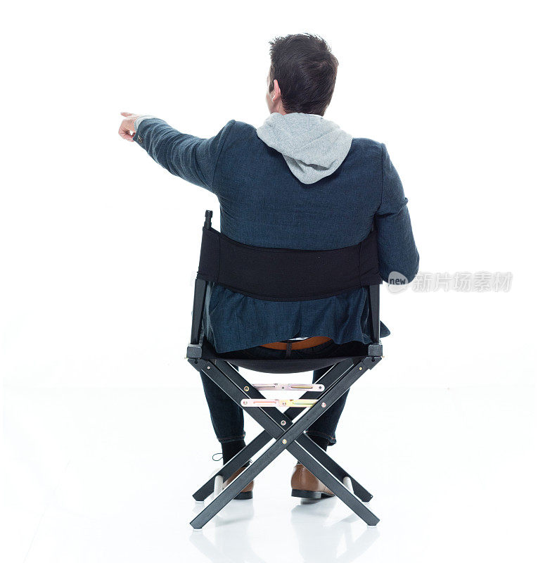 一人/一人/全身/后视图20-29岁的成年人英俊的人白人男性/年轻人商人/商人坐在办公室谁是指/主任的椅子